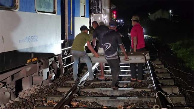 Train services between Colombo and Beliatta still disrupted due to derailment