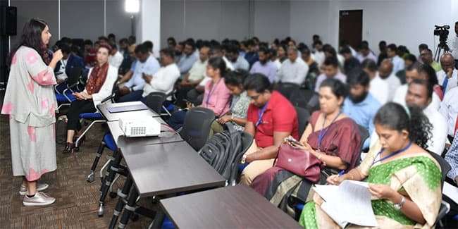 How to effectively communicate using Facebook and WhatsApp? State workers given training