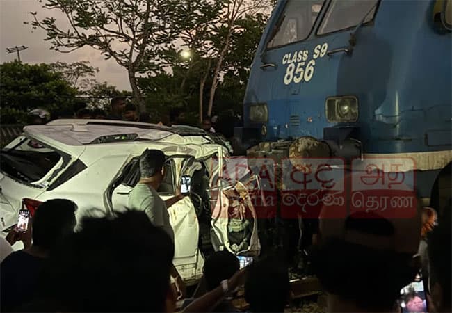 Train crashes into car at railway crossing between Wanawasala and Kelaniya