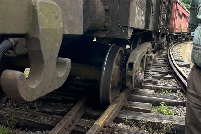 Train derails at Ohiya, up-country services disrupted