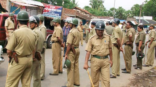 Indian cop suspended for helping criminal with links to SL
