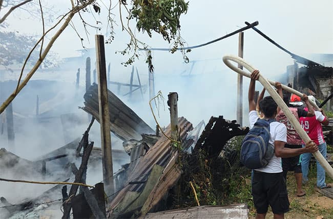 Fire breaks out in a shop at Dewata Junction in Galle