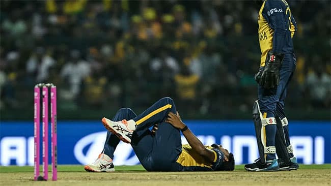 Injured Matheesha Pathirana leaves the field in third over against Australia in Kandy