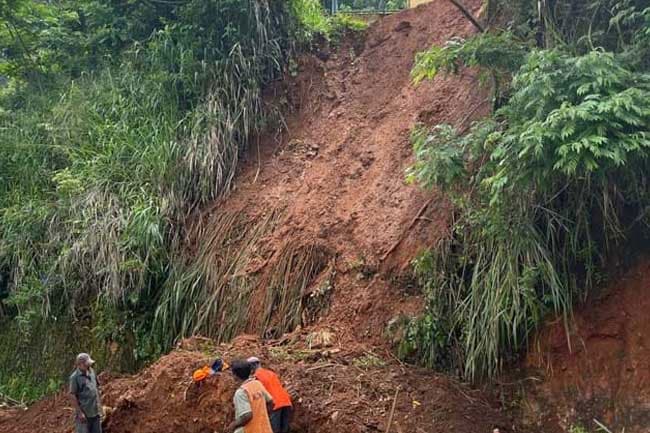 Over 200mm rainfall reported in several areas; Red evacuation warnings issued to 15 DS divisions