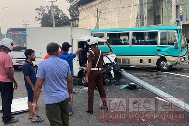 Heavy traffic on Colombo–Piliyandala road after lorry and school van crash