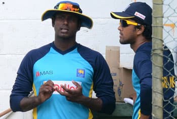 Sri Lanka elect to field in India decider