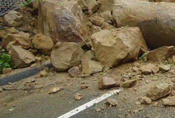 Kandy-Mahiyangana road blocked due to rock fall