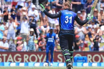 Martin Guptill ton leads New Zealand to 294-5