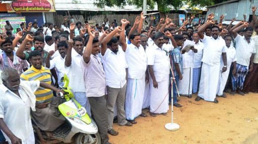 Indian fishermen protest arrests by Sri Lankan navy