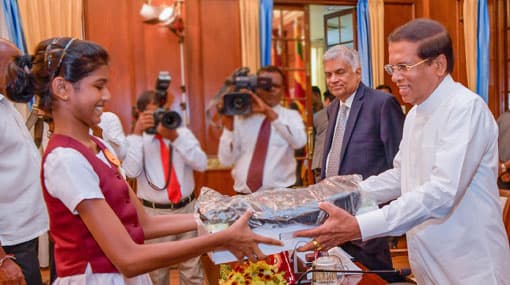 President presents prizes to 2016 A/L and grade 5 scholarship winners
