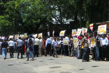 Colombo-Badulla main road blocked by protestors