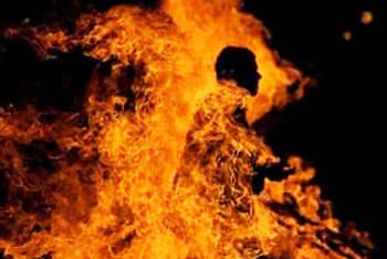 Man who immolated self at leasing company dies