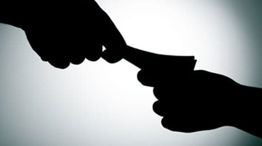 Mt Lavinia cop arrested for accepting bribe