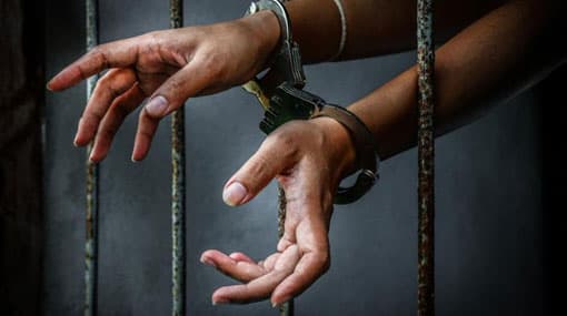 Guards fire warning shots at court as inmates attempt escape