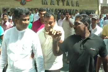 VIDEO: UNP MPs attacked at Hambantota