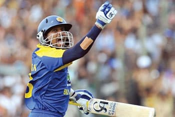 Dilshan ton helps Lankans to 302 runs