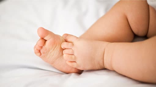 Japan court orders mother to return child