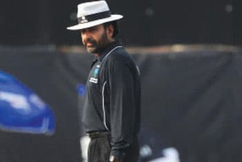 Pakistan bans two umpires over spot-fixing