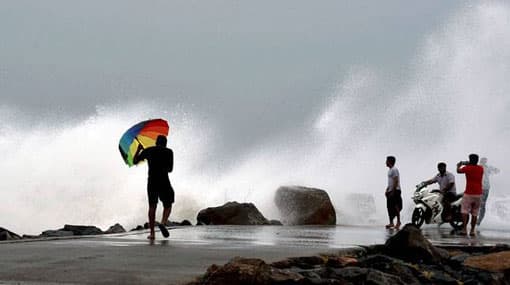 Cyclone Vardah barrels toward Chennai, flights hits amid heavy rain