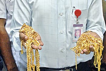 Rs 43 million worth gold jewellery seized from Lankans