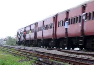 VIDEO: Train delay on Colombo-Kandy track