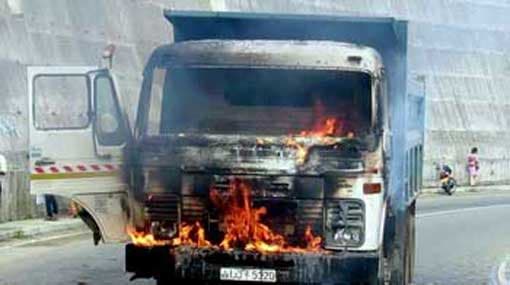 Tense situation erupts between residents and police in Nanu Oya