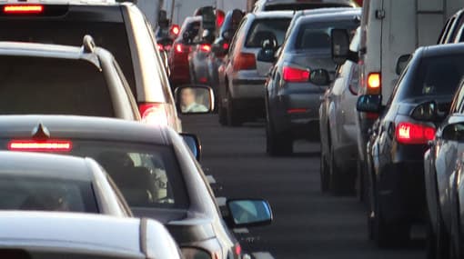 Traffic jam in Kadawatha due to pipeline burst