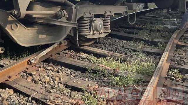 Train derails in Rambukkana area; services unaffected – Railway Dept