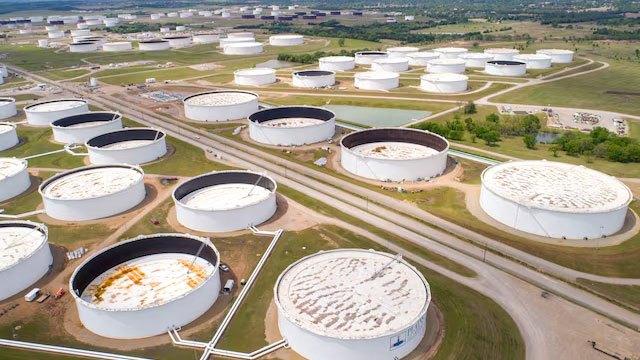 Oil rises after Iran shuts Hormuz again, Trump threatens new attacks