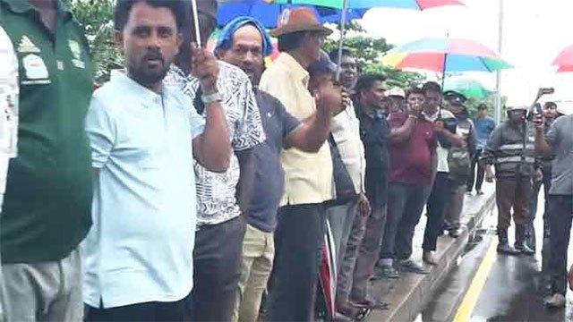 Group of seine net fishermen launch ‘Satyagraha’ near Presidential Secretariat