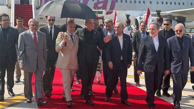 Iran's President and Foreign Minister arrive in Pakistan after US talks