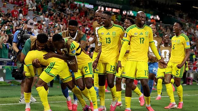 South Africa beat South Korea 1-0 to reach knockouts for first time