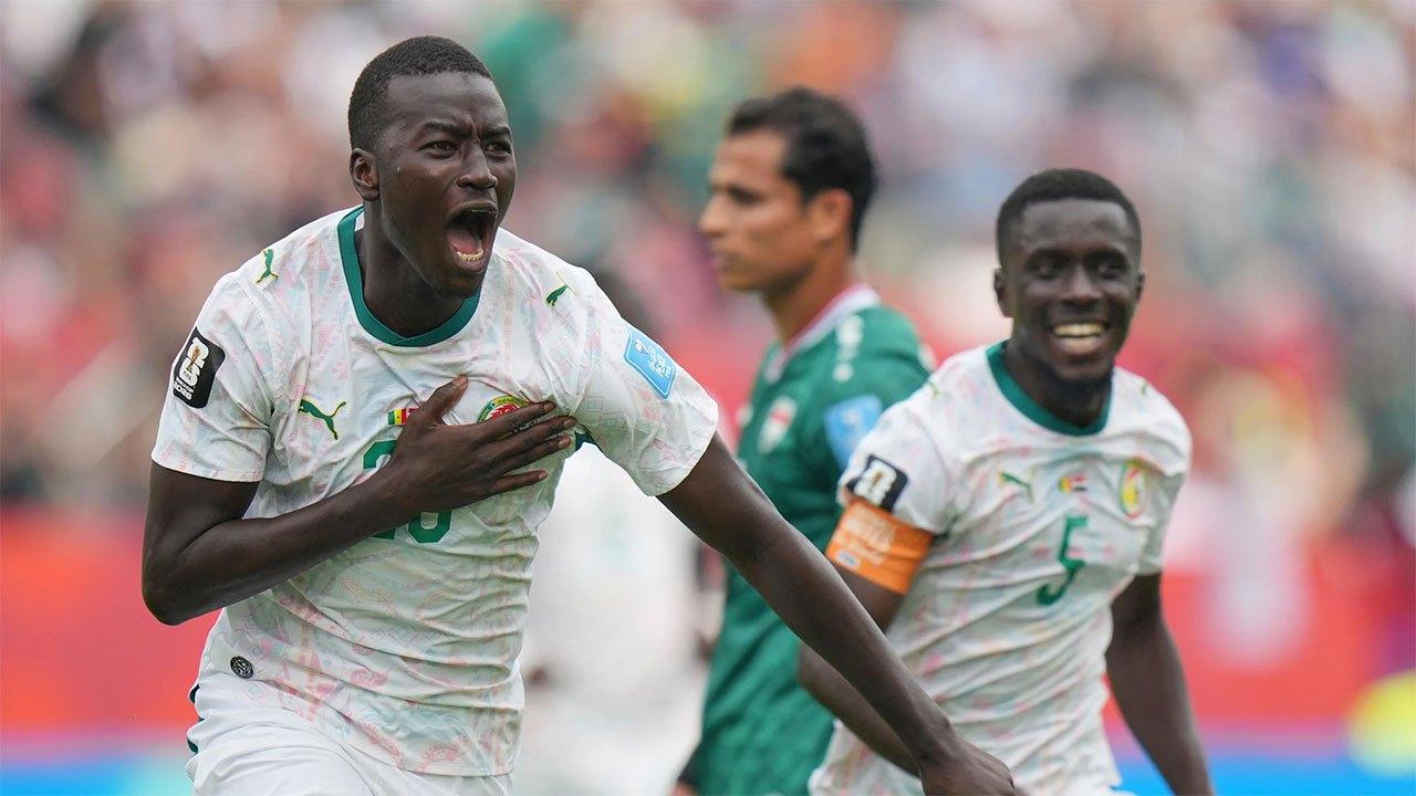 Senegal thrash 10-man Iraq 5-0 to keep World Cup knockout hopes alive