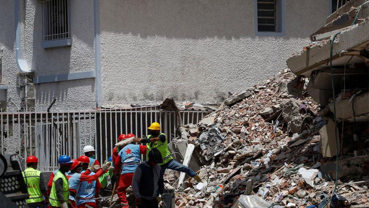 Venezuela quake toll tops 900, search intensifies for hundreds trapped