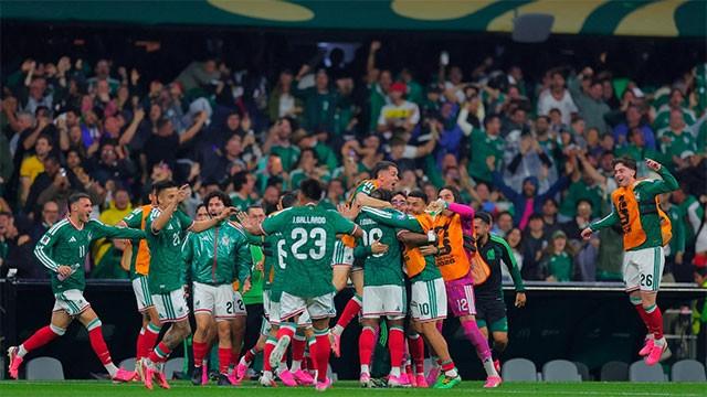 Mexico beat Ecuador 2-0 to reach World Cup last 16