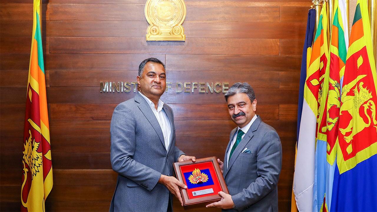 Visiting Pakistan Defence Secretary calls on Sri Lankan counterpart