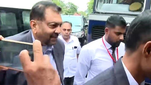 Former Navy Commander Wasantha Karannagoda granted bail