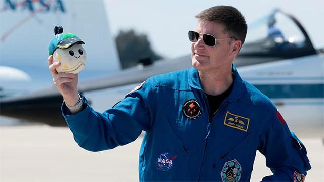 Artemis II crew member Jeremy Hansen says he’s stepping down from astronaut role
