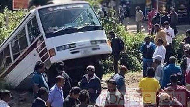 Private bus overturns into Thalagala Oya in Nuwara Eliya