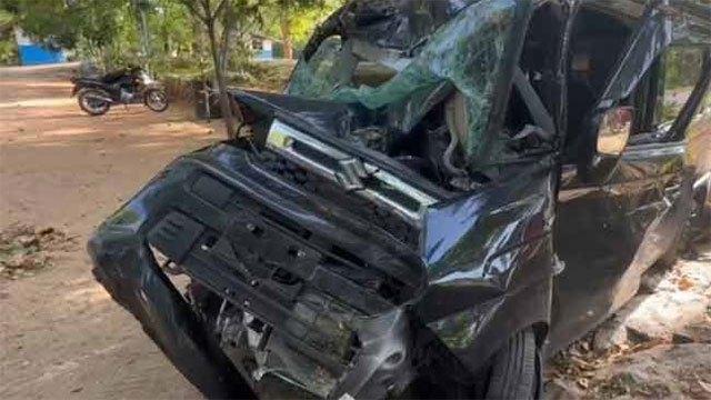 Two injured after car crashes into tree in Buttala
