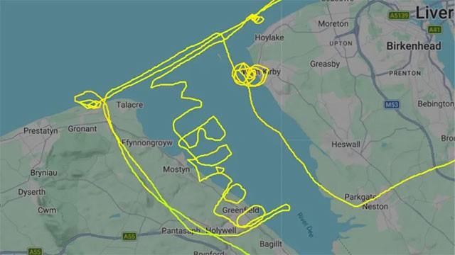Pilot writes 'I'm bored' in sky during flight