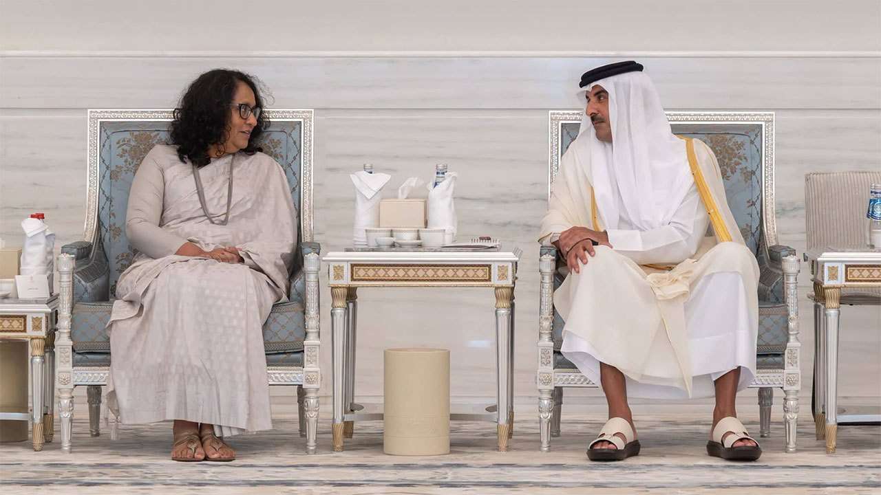 PM Harini meets Qatar's Amir, conveys Sri Lanka's condolences on passing of Father Amir