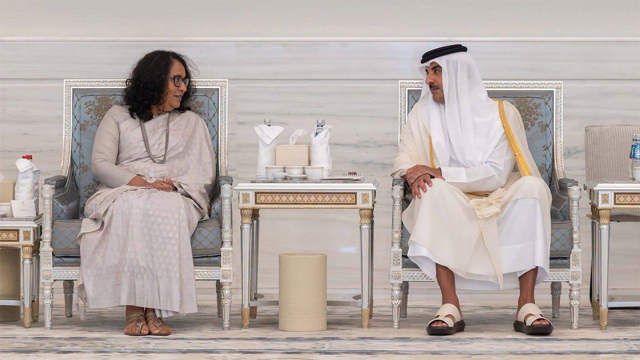 PM Harini meets Qatar's Amir, conveys Sri Lanka's condolences on passing of Father Amir