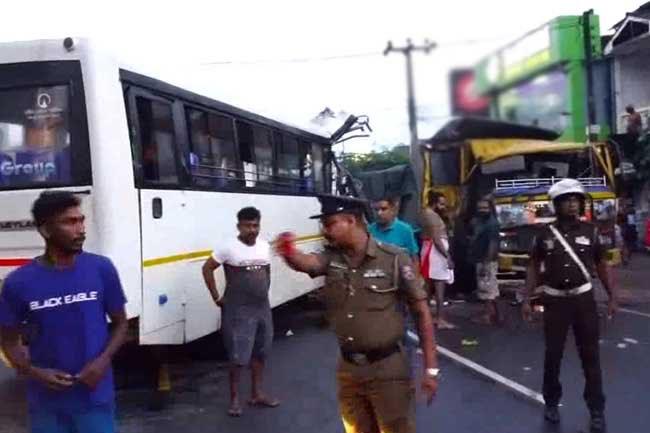 Govinna Road in Athurugiriya blocked after bus and tipper truck collision