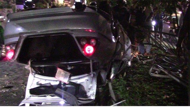 Speeding car overturns in Moratuwa, four sustain minor injuries