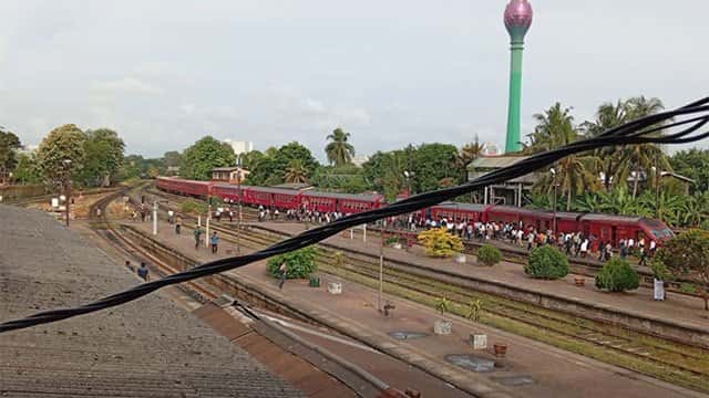 Train derails at Colombo Fort Railway Station, disrupting evening services