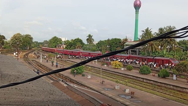 Train derails at Colombo Fort Railway Station, disrupting evening services
