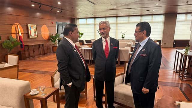 Minister Vijitha Herath meets Indian, Bangladeshi Foreign Ministers at ARF meeting