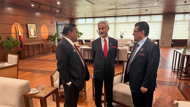 Minister Vijitha Herath meets Indian, Bangladeshi Foreign Ministers at ARF meeting