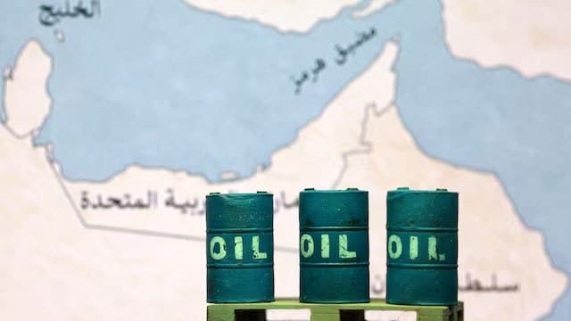Oil prices fall 1% as investors weigh pause in US strikes on Iran